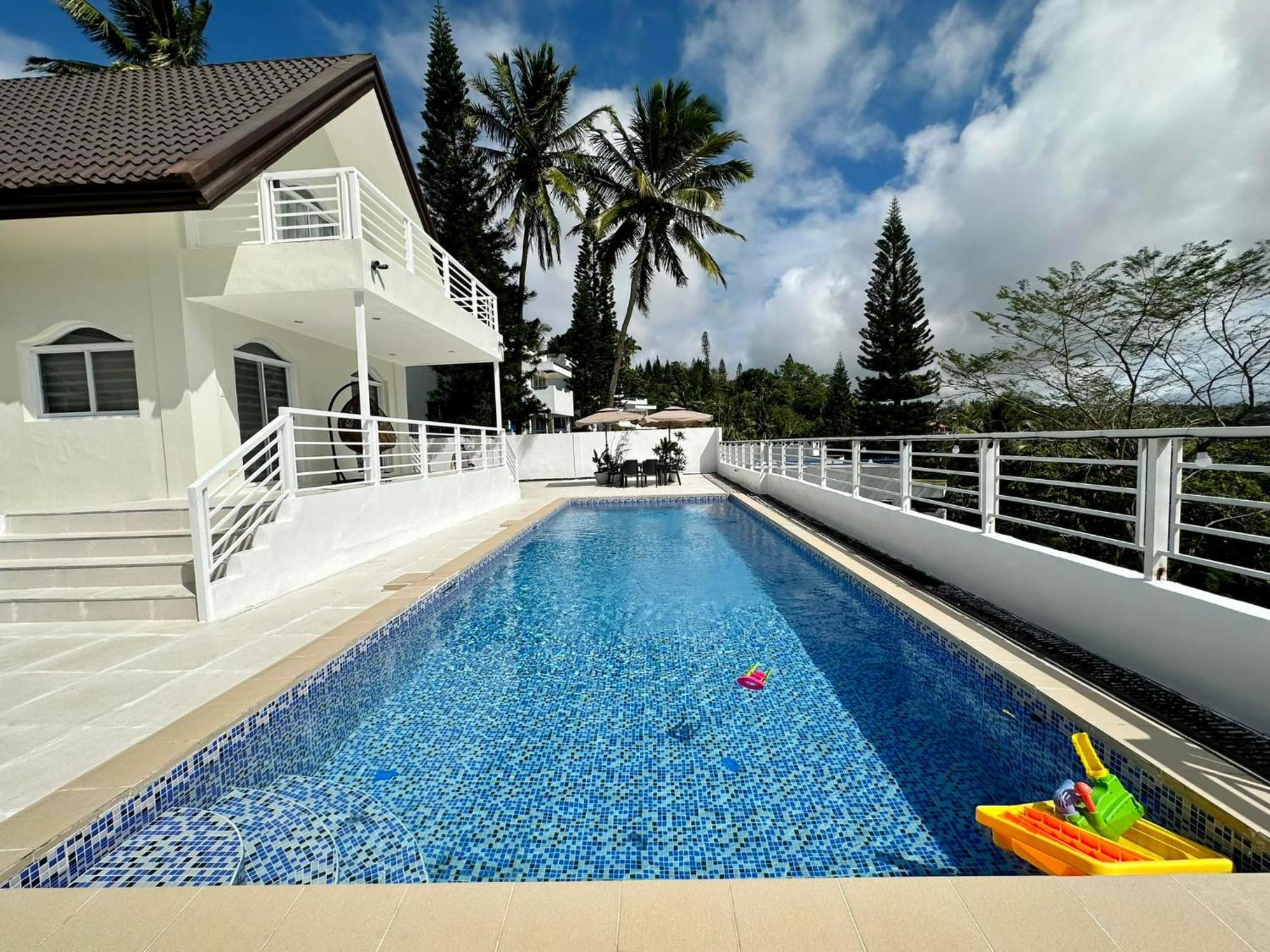 The Downhilltagaytay Resort Tagaytay City Exterior photo
